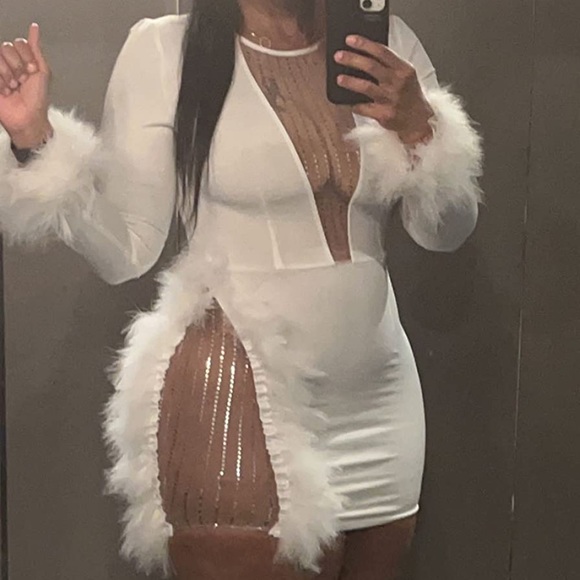 💕 BIRTHDAY BADDIE WHITE FEATHER DEEP V DRESS *NEW* - Picture 7 of 7